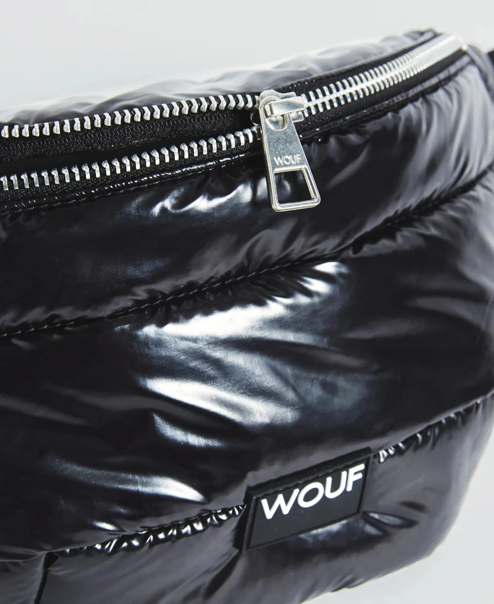 Wouf sac banane collection Black Glossy avec son effet métallisé noir