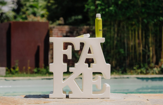 FAKE Blanc - Tabouret/Table d'Appoint ou sculpture en polyethylène - Uto Balmoral x Sturm Milano