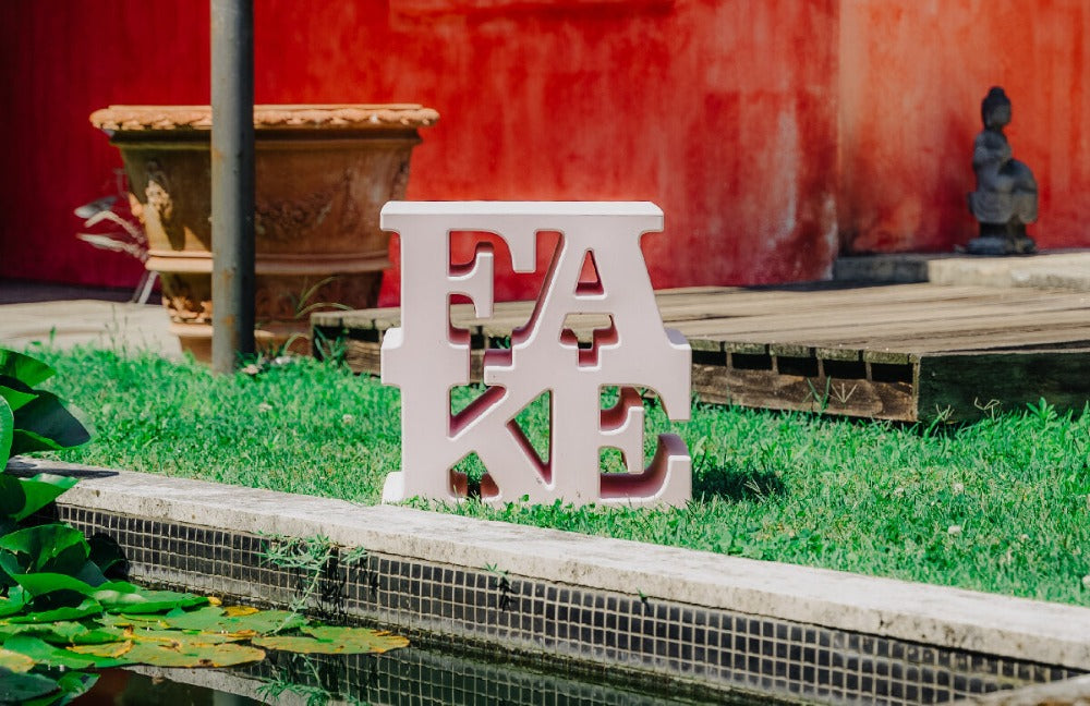 FAKE Rose - Tabouret/Table d'Appoint ou sculpture en polyethylène - Uto Balmoral x Sturm Milano