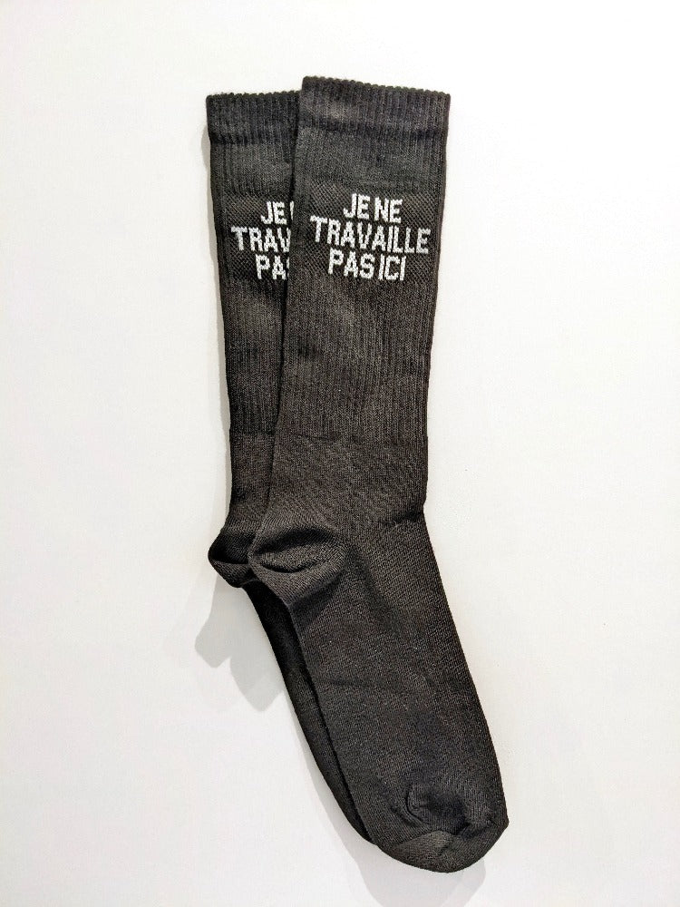 Je ne travaille pas ici - chaussettes noires - Félicie Aussi